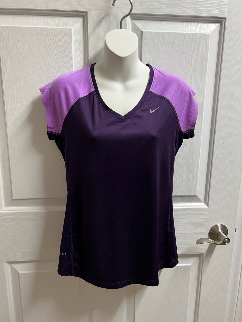 Nike running shirt women’s Short Sleeve V Neck Athletic Tee purple medium M 536